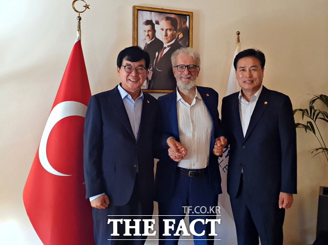 슬로시티 국제회의에 참석한 김성군수와 피에르조르조올리베티 사무총장/장흥군 제공