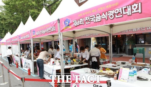 순천시는 오는 20일까지 ‘순천의 맛! 전국음식경연대회’의 참가자를 공개모집한다. 사진은 지난 2019년도 음식경연대회의 한 장면. /순천시 제공