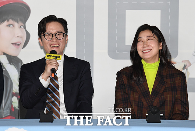 배우 송새벽(왼쪽)이 취재진의 질문에 답변하고 있다.