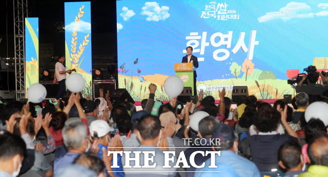 김영록 전라남도지사가 15일 오후 ‘농업과 사람의 교감, 미래의 공존’을 주제로 해남군 해남읍 우슬경기장에서 열린 제7회 한국쌀전업농 전국 회원대회 기념식에서 환영사를 하고 있다/전남도청 제공