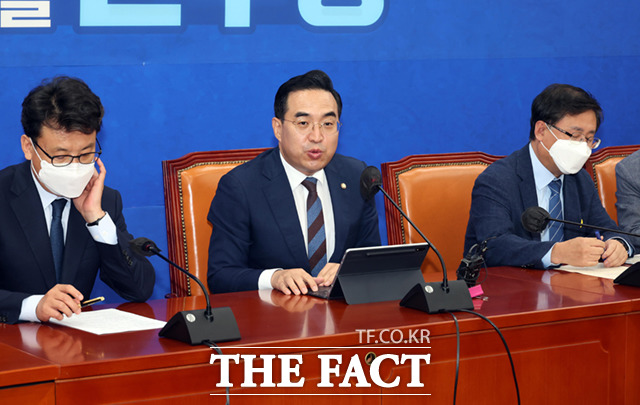 박홍근 더불어민주당 원내대표(가운데)가 15일 서울 여의도 국회에서 열린 정책조정회의에서 모두 발언을 하고있다. /국회=이새롬 기자