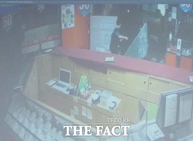 대전 중구 은행동 소재 금은방 CCTV 영상에 현관문을 망치로 깨고 들어온 중학생이 찍혀 있다. / 대전=라안일 기자