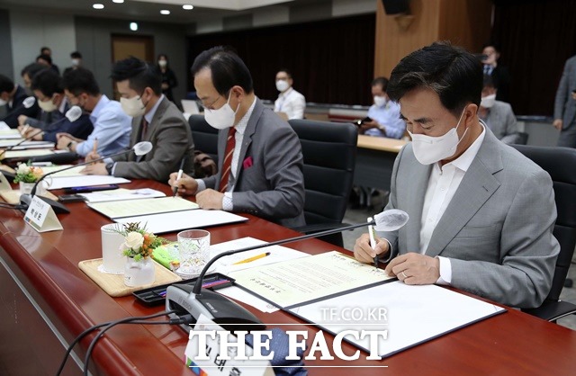 김태흠 충남도지사(오른쪽)와 박상돈 천안시장(왼쪽)이 협약식에 서명하고 있다. / 충남도 제공
