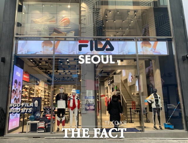 휠라홀딩스가 창사 이래 처음으로 특별배당 추진에 나선다. 사진은 휠라 명동 매장. /더팩트 DB