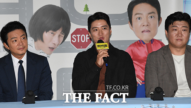 배우 인교진(중앙)이 취재진의 질문에 답변하고 있다.