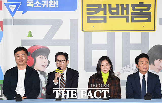 배우 송새벽(왼쪽 두 번째)이 취재진의 질문에 답변하고 있다.