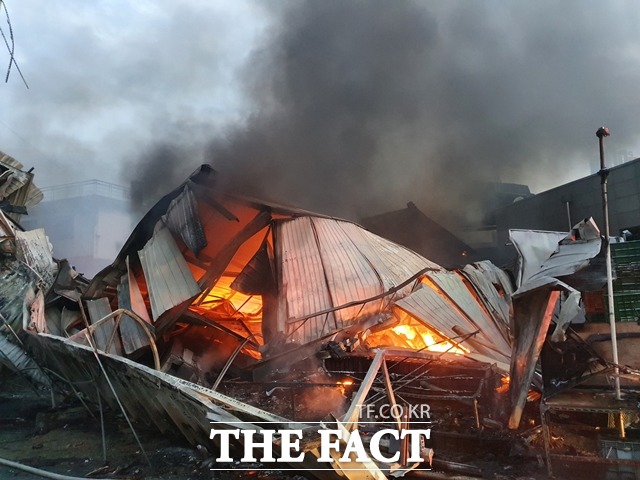 천안중앙시장에서 불이나 80대 1명이 화상을 입었다. / 천안동남소방서 제공