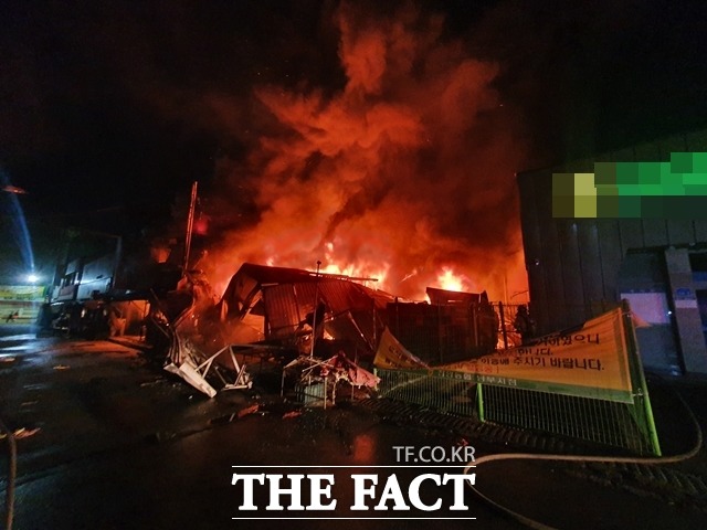 천안중앙시장에서 불이나 80대 1명이 화상을 입었다. / 천안동남소방서 제공
