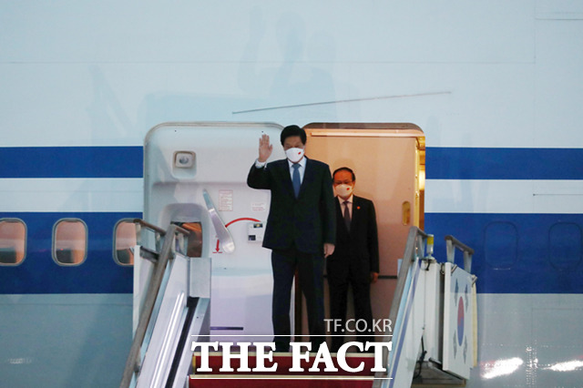 리잔수 중국 전국인민대표대회 상무위원장이 15일 오후 경기도 성남 서울공항에 도착해 손을 흔들며 인사하고 있다. /국회사진취재단