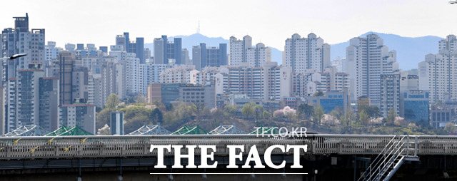 지난달 서울 아파트 가격이 9년만에 최대 폭으로 떨어졌다. /더팩트 DB