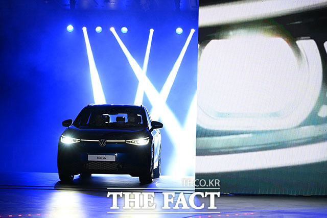 폭스바겐의 첫 번째 순수 전기 SUV ID.4가 공개되고 있다.