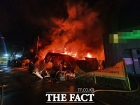  천안중앙시장 가게서 불… 80대 1명 화상