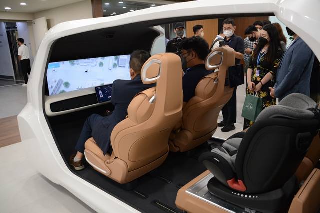 현대트랜시스가 개발 중인 다목적 모빌리티 시트 시스템의 모습. 생체 신호 분석, 유아 동반 가족 위한 시트 포지션 변화 등 실내 환경과 상황에 따라 시트의 움직임이 달라진다. /김태환 기자