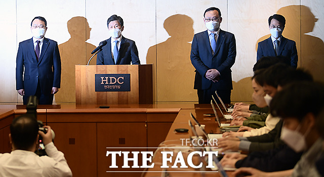 정몽규(왼쪽에서 두 번째) HDC 현대산업개발 회장이 지난 5월 오전 서울 용산구 아이파크몰 HDC 현대산업개발 본사에서 열린 기자회견을 열고 화정 아이파크 사고수습 관련 내용을 발표했다. /이새롬 기자