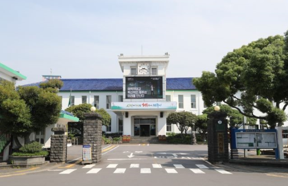 제주시는 최근 차량번호판을 일부 가리는 자동차관리법 위반 행위 적발이 지속적으로 증가 추세를 보이자 차량 운전자의 주의를 당부하고 나섰다. 사진은 제주시청사 전경./ 제주시 제공