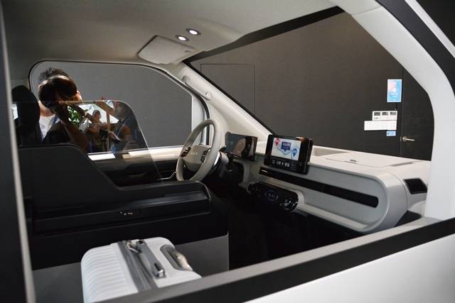 현대차그룹이 오는 2025년까지 개발하는 목적 기반 모빌리티(PBV)의 엔지니어링 벅의 경우 조수석이 사라지고 캐리어 거치대를 설치했다. /김태환 기자