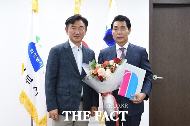 의정부문화재단 박희성 신임 대표이사가 김동근 의정부시장으로부터 임명장을 수여받은 뒤 기념촬영하고 있다. /의정무문화재단 제공