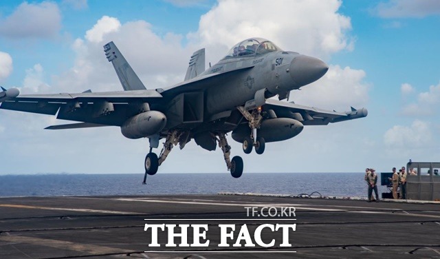 함재기 F/A-18 수퍼호넷이 착함하고 있다./로널드레이건함 페이스북