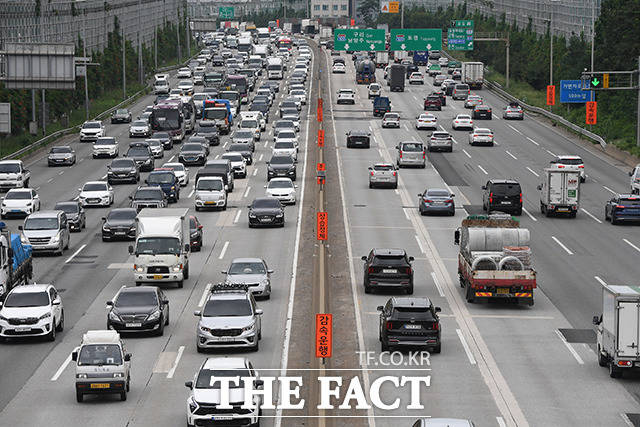 17일 전국 고속도로 교통량은 평소보다 다소 줄어들었으나 여전히 혼잡할 전망이다./박헌우 인턴기자