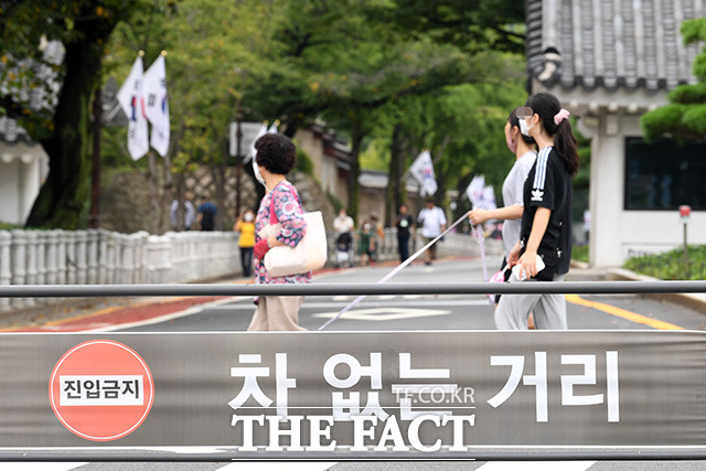 청와대로 차 없는 거리 시행 첫날인 17일 오후 서울 종로구 청와대 춘추문 앞 도로에 차량이 통제되고 있다. /남용희 기자