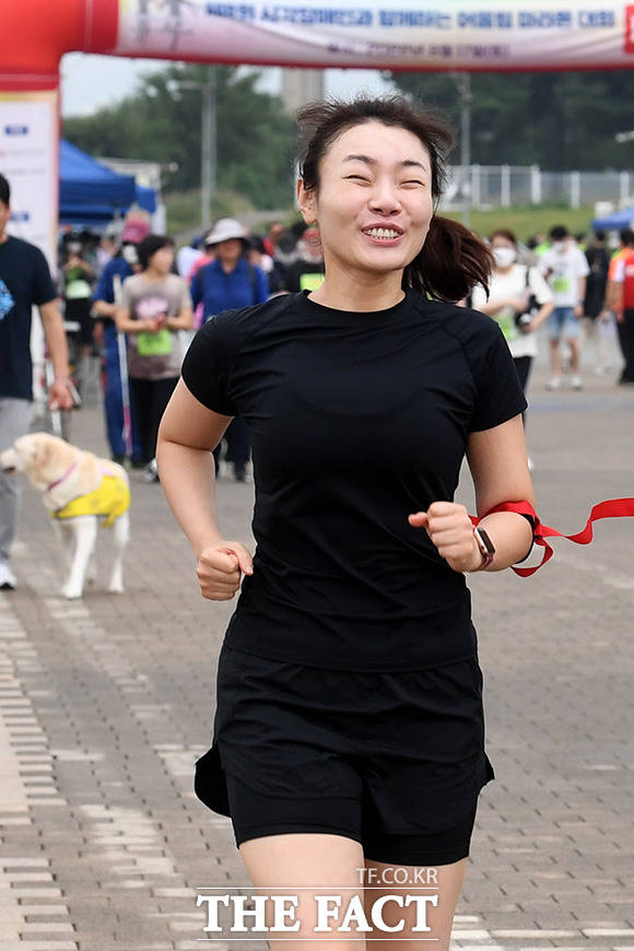 환한 웃음과 함께 달리는 김 의원