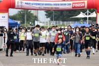  '어울림 마라톤' 힘차게 출발하는 참가자들 [포토]