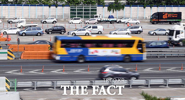 18일 전국 고속도로를 이용하는 총 차량 대수는 430만 대로 예상됐다. 위 사진은 해당 기사와 무관함 /더팩트 DB