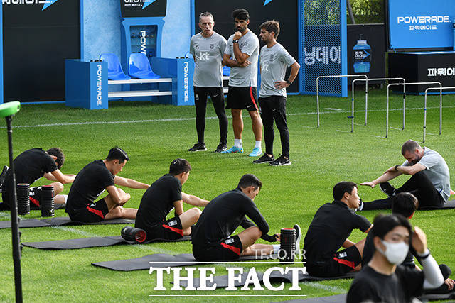 대한민국 축구대표팀 선수들이 19일 오후 경기도 파주NFC에서 진행된 오픈트레이닝에서 훈련을 하고 있다. /파주=남용희 기자