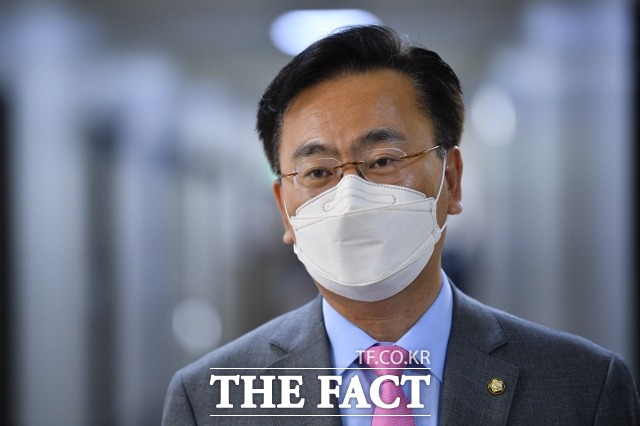 국민의힘 정진석 비상대책위원장과 이준석 전 대표의 징계를 논의하는 듯한 문자 메시지를 주고받은 유상범 국민의힘 의원이 19일 당 중앙윤리위원직을 사퇴했다. /남윤호 기자