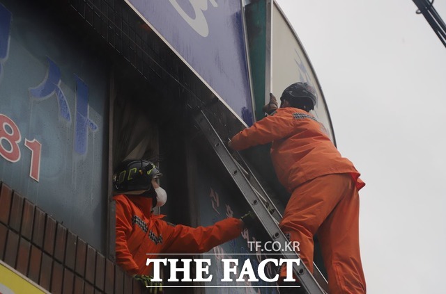 포항시 죽도동의 한 3층 건물에서 간판이 강풍에 심하게 흔들려 안전조치를 했다/경북소방본부 제공