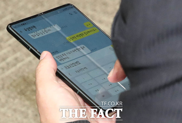 정진석 국민의힘 비상대책위원장이 19일 오전 서울 여의도 국회에서 열린 신임 원내대표 선출을 위한 의원총회에서 유상범 의원과 문자를 주고 받고 있다. 문자에서 정 비대위원장은 ‘중징계중 해당행위 경고해야지요~’ 라고 작성하고, 유상범 의원은 ‘성상납 부분 기소가 되면 함께 올려 제명해야죠’라고 메시지를 작성했다. /국회=이새롬 기자