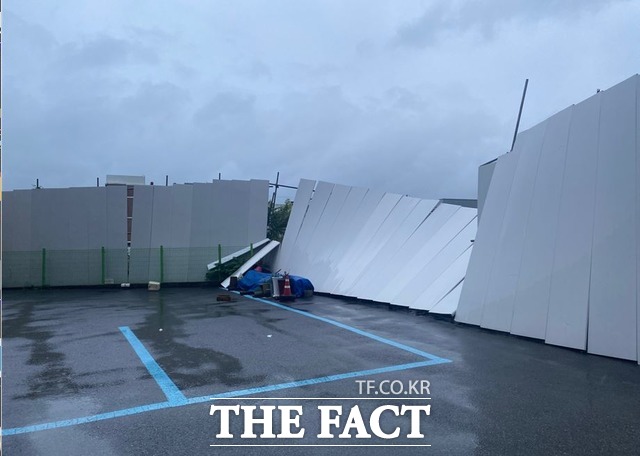 경주시 안강읍의 한 아파트 펜스가 넘어졌다./경북소방본부 제공