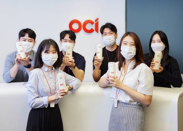 OCI 직원들이 생활 속 불필요한 쓰레기와 일회용품 사용을 줄이기 위해 기획된 제로 웨이스트 데이 캠페인에 참여하고 있다. /OCI 제공