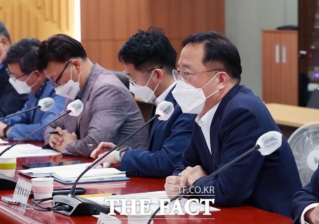 이필영 행정부지사가 19일 도청 중회의실에서 열린 실국원장회의에서 모두발언을 하고 있다. / 내포 = 최현구 기자