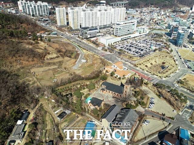 예산성당과 군청 전경. / 예산군 제공