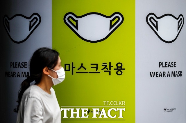 정부가 코로나19 확진자 감소세에 접어들면서 실외 마스크 의무화 완전 해제 방안을 검토하고 있다. 사진은 서울 중구 서울시청 인근에서 마스크를 쓴 시민들이 이동하고 있다./뉴시스