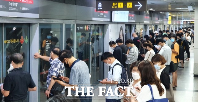 지하철 역사 내에서 행인을 위협하고 현장에 출동한 역무원을 폭행한 50대 남성이 징역 8개월의 실형을 선고받았다. 사진은 기사내용과 무관. /이효균 기자