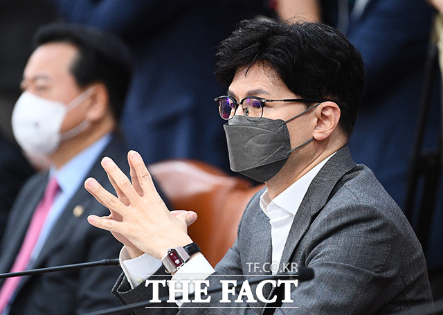 한동훈 법무부 장관(왼쪽)이 20일 오전 서울 종로구 정부서울청사에서 열린 국무회의에 참석하고 있다. /이동률 기자