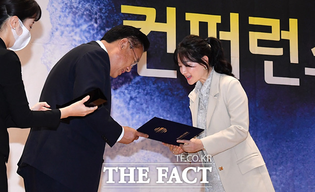 정진석 국민의힘 비대위원장이 배우 이영애에게 한류공로상을 수상하고 있다.