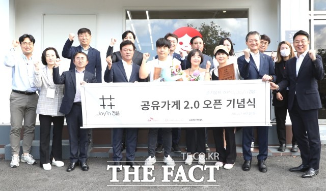 이학수 시장은 “창업을 꿈꾸는 지역 청년들이 공유가게에서 마음껏 꿈을 펼치면서 효과적인 가게 운영 방법을 배울 수 있기를 바란다”며 “앞으로도 청년들의 자립역량 강화와 새로운 비전 제시를 위해 최선의 노력을 다할 것”이라고 말했다. / 정읍시 제공