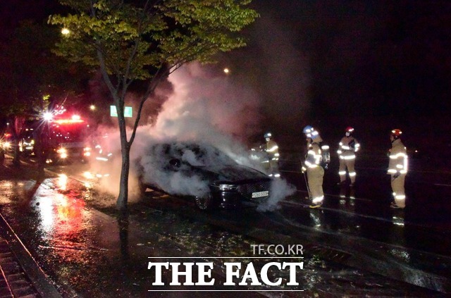 대구 수성구의 한 도로를 달리던 차에서 불이 나 4500만원의 재산피해가 났다./대구수성소방서 제공