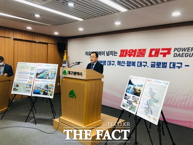 대구시 홍성주 환경수자원 국장이 20일 오전 대구시청에서 신천 수변공원화 계획을 발표하고 있다. / 대구 = 박성원 기자