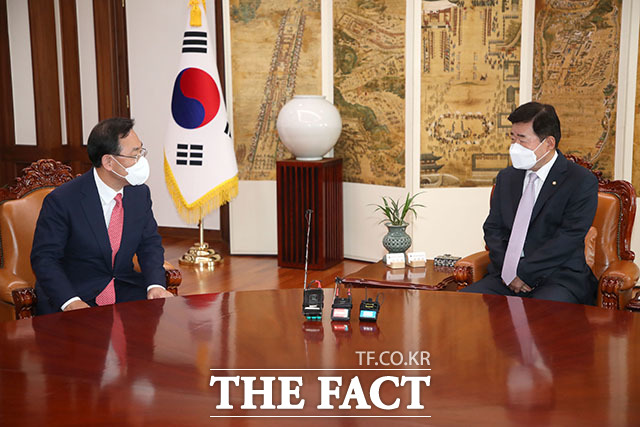 환담 나누는 김진표 의장(오른쪽)과 주호영 원내대표.