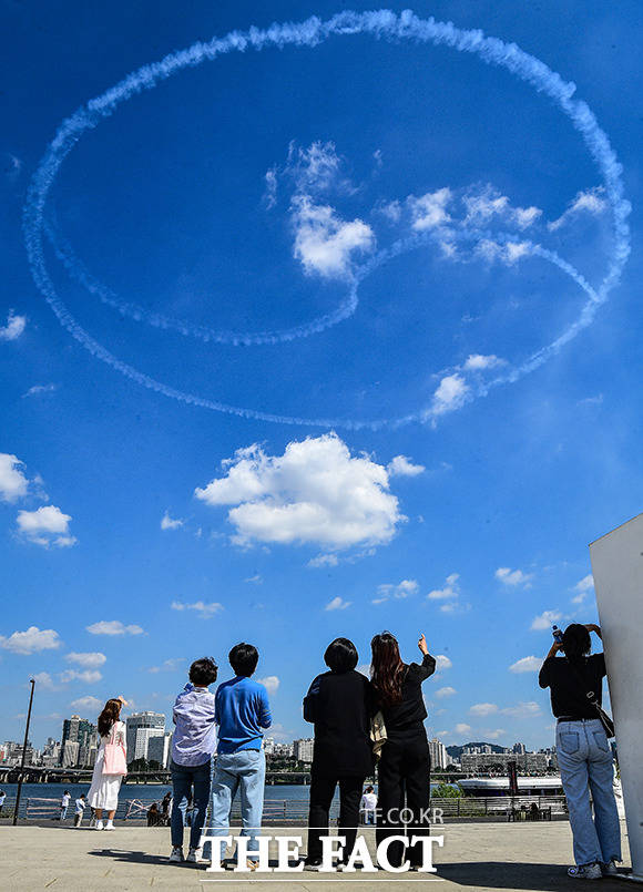 공군의 특수비행팀 블랙이글스가 21일 오후 서울 영등포구 여의도한강공원 일대에서 K-밀리터리 페스티벌 행사를 위한 연습 비행을 하고 있다. /이동률 기자