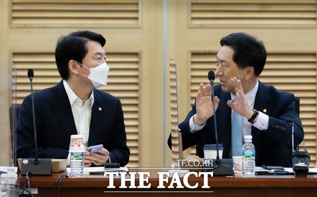 국민의힘 당권 도전 의사를 밝힌 안철수(왼쪽)·김기현 의원이 최근 활발한 행보를 보이며 지지세 확산에 열중하는 모습이다. /남윤호 기자