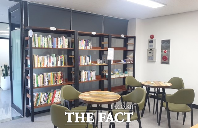 정읍시 귀농 · 귀촌 종합지원센터 관계자는 “정읍으로 이주했거나 이주를 희망하는 귀농 · 귀촌인들에게 ‘지식 나눔이’ 공간이 큰 도움이 될 것”이라며 “향후 이용자 현황을 분석해 전문 서적을 더욱 확충해 나갈 계획”이라고 말했다. / 정읍시 귀농 · 귀촌 종합지원센터 제공