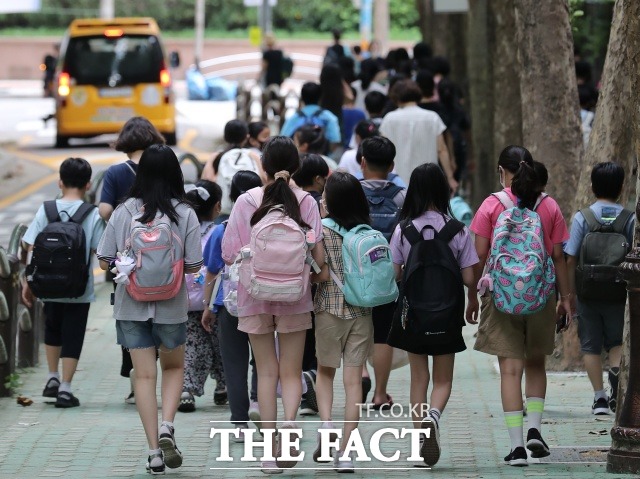 국가교육위원회의 법적 출범 시한이 2개월을 넘긴 가운데 출범이 초읽기에 들어갔다. 사진은 서울 시내 한 초등학교에서 수업을 마친 학생들과 보호자들이 하교하고 있다./뉴시스