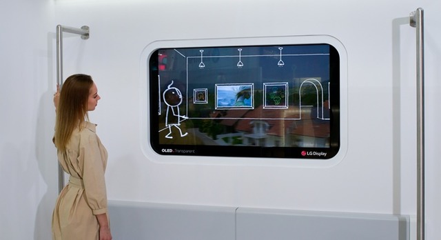 LG디스플레이 모델이 독일 베를린에서 20일(현지시간) 열리는 세계 최대 철도 기술 박람회 이노트랜스 2022에서 열차 창문용 투명 OLED 솔루션을 소개하고 있다. /LG디스플레이 제공