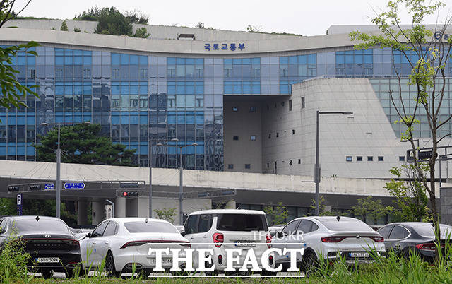 정부가 오는 26일부터 수도권 일부 지역과 지방권 전체의 조정대상지역을 해제한다. 정부세종청사 국토교통부 모습. /세종=임영무 기자