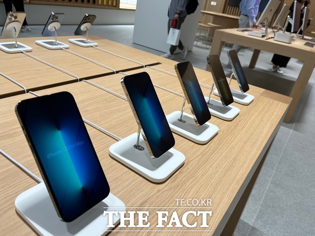 애플 잠실 매장에 지난해 출시된 아이폰13 프로맥스 제품이 전시돼 있다. 애플 잠실에는 아직 최근 공개된 아이폰14 시리즈 제품은 들어오지 않았다. /최문정 기자